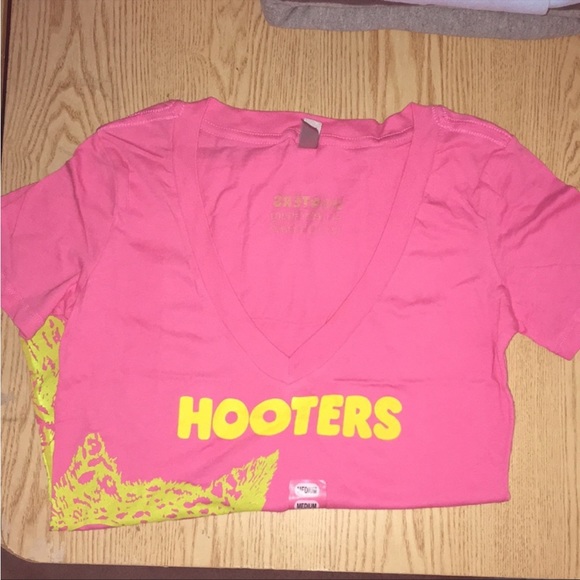 New Women’s Hooters V-Neck Tee FLA Medium Large XL - Picture 7 of 7
